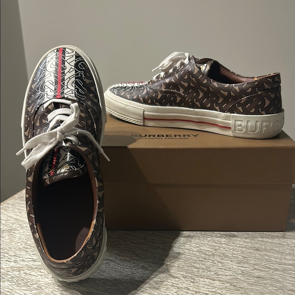 Burberry low top Size 44 Great condition only worn once